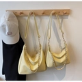 Détail de sacs sous le bras en cuir jaune grainé avec chaînes en deux tailles - Grand / Jaune