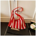 Detalle del bolso tote de malla a rayas rojas y blancas con asa de cuero elegante - Rojo
