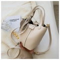 Détail du sac seau en cuir litchi crème avec foulard décoratif et bandoulière - Blanc