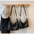 Gros plan de sacs hobo en cuir litchi noir avec chaîne en métal et bandoulière - Grand / Noir
