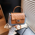 Borsa a tracolla in denim blu e pelle marrone con catena argentata e chiusura quadrata - Blu scuro