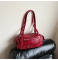 Elegante borsa a cuscino in pelle verniciata rossa con dettagli argento e stile retrò Y2K - Rosso