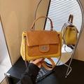 Borsa a tracolla trapuntata gialla e marrone con catena e chiusura a girello in metallo - Giallo