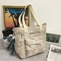 Grand sac cabas crème avec motif tie-dye gris, poches multiples et breloque en peluche - Avec Pendentif / Blanc Cassé