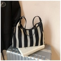 Sac à bandoulière hobo minimaliste en maille filet à rayures verticales noir et blanc - Noir