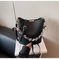 Détail du sac seau noir grainé avec ferrures dorées et foulard en soie à pois élégant - Noir