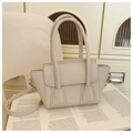 Detalle del bolso de cubo beige con grano de lichi, solapa y elegantes asas superiores - Blanco Roto