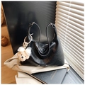 Sac hobo noir en cuir plissé avec breloque ours et doubles bandoulières chic - Noir