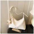 Sac hobo blanc plissé avec breloque ours en peluche et bandoulière réglable - Blanc Cassé