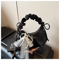 Détail du sac hobo croissant noir avec nœud en dentelle et breloque en perles - Noir
