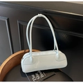 Borsa baguette minimalista azzurra in ecopelle con finitura lucida e cerniera - Blu