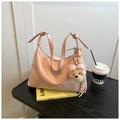 Sac hobo rose plissé avec charm ourson en peluche et plaque logo métallique chic - Rose