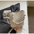 Détail du sac seau blanc cassé en cuir grainé avec foulard floral et chaîne dorée - Blanc Cassé