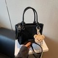 Sac seau en cuir verni noir brillant avec breloque ours mignon et bandoulière réglable - Noir