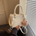 Sac seau chic blanc crème avec texture plissée et joli charm d'ours brun en peluche - Blanc Cassé