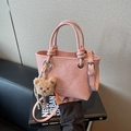 Sac seau rose à texture plissée avec doubles poignées et accessoire porte-clés ours - Rose