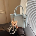 Sac seau bleu clair en cuir texturé avec poignée nouée et breloque petit ourson - Bleu