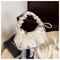 Sac croissant blanc crème froncé avec nœud en dentelle et détails de pompons en perles - Blanc