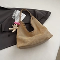 Borsa tote in paglia con finiture in pelle marrone e charm a forma di cane di peluche - Cachi Con Pendente