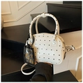 Détail du sac bowling blanc à motif cœurs avec anses en cuir et porte-cartes - Blanc