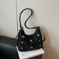 Sac à bandoulière noir en demi-lune avec papillons argentés et texture plissée - Noir