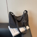 Sac hobo croissant en nylon noir minimaliste avec bandoulière réglable et zip argenté - Noir