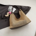 Borsa tote in paglia con manici in pelle marrone e ciondolo a forma di cane - Caffè con Ciondolo