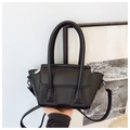 Bolso tipo cubo en cuero negro con textura de lichi, asas superiores y herrajes plateados - Negro