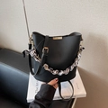 Secchiello chic in pelle nera con catena a foulard a pois e tracolla lunga - Nero