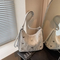 Sac à bandoulière blanc argenté à texture froissée et ornements papillon métalliques - Argenté