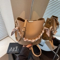 Borsa a secchiello in pelle cachi marrone con manico in seta stampata e tracolla - Cachi