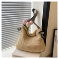 Bolso de paja tejida beige con asas anudadas a rayas blancas y negras para vacaciones de playa - Blanco Roto
