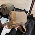 Kaki canvas crossbodytas met dubbele ritssluiting en een brede verstelbare riem - Bruin