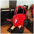Sac Boston en cuir verni rouge à motifs cœurs avec bandoulière amovible et pendentif - Rouge