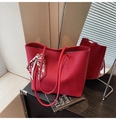 Détail du sac cabas rouge avec texture litchi et foulard en soie sur la poignée - Rouge