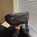 Sac bandoulière noir mat imperméable avec large sangle réglable et garniture en métal argenté - Noir Petit