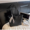 Détail d'un cabas en cuir grainé noir avec foulard en soie et accessoires de bureau - Noir