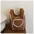 Détail du cabas matelassé en nylon marron avec logo fashion et motif cœur blanc - Marron