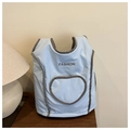 Détail du sac fourre-tout en nylon rembourré bleu clair avec broderie cœur sur bois - Bleu