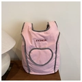Détail du sac à dos matelassé rose avec broderie Fashion rouge et poche cœur grise - Rose