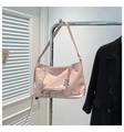 Borsa a tracolla rosa in vernice lucida con occhielli in argento e dettaglio con fibbia - Rosa