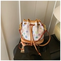 Détail du sac seau à motifs colorés avec ferrures dorées et fermeture à cordon - Blanc