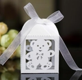Weiße lasergeschnittene Papier-Geschenkbox mit Bärenmotiv und lichtdurchlässigem Seidenband - Weiß