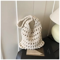 Dettaglio della borsa in maglia a mano color crema con motivi a rombi traforati - Bianco Sporco