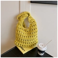 Dettaglio della borsa a tracolla giallo all'uncinetto con custodia interna crema - Giallo