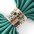 Rond de serviette en métal évidé rose doré avec motif floral sur tissu vert - Or Rose Miroir