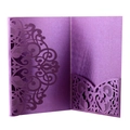 Détail de l'étui d'invitation de mariage violet découpé au laser avec motif de dentelle - Violet foncé