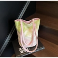 Borsa a secchiello in tela floreale con stampa jacquard verde e rosa e manici rosa - Rosa