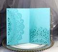 Detail der lasergeschnittenen meerblauen Hochzeitseinladung mit Mandala-Spitze - Tiffany-Blau