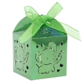 Detalle de caja de dulces de elefante calada con láser verde con corazones y lazo de raso - 5*5*8CM / Verde oscuro espejo